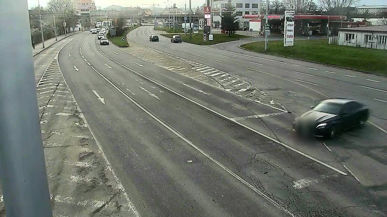 Řidič se otočil na frekventované silnici v Brně smykem do protisměru